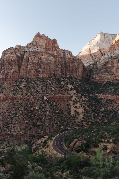 Vertikale Aufnahme einer leeren Straße und des Zion-Nationalparks in den USA