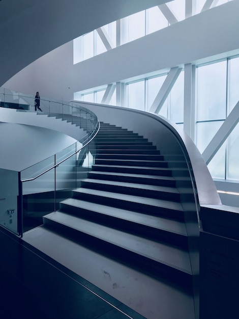 Vertikale Aufnahme einer modernen Treppe in einem schönen weißen Gebäude