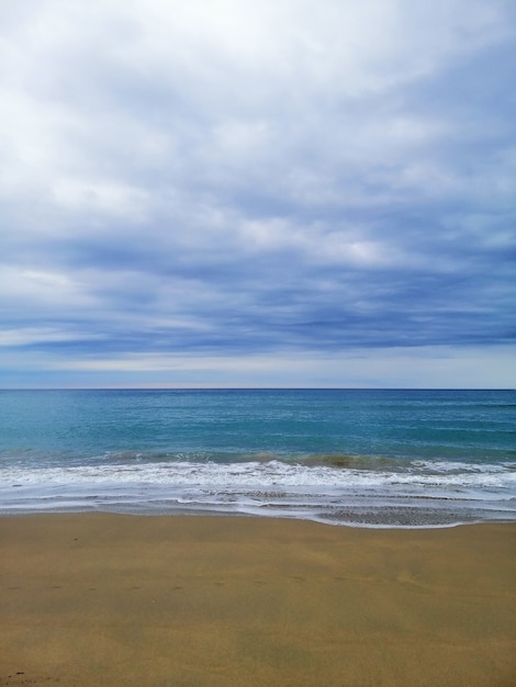 Vertikale Aufnahme einer perfekten Landschaft eines tropischen Strandes in San Sebastian Ferienort, Spanien