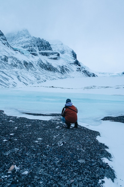 Vertikale Aufnahme einer Person am Athabasca-Gletscher in Kanada