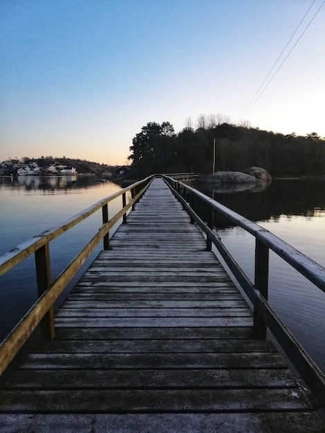 Kostenloses Foto vertikale aufnahme einer promenade unter dem schönen abendhimmel in ostre halsen, norwegen