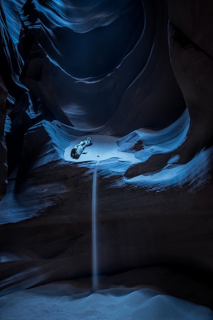 Kostenloses Foto vertikale aufnahme einer schönen höhle mit fließendem sand in der dunkelheit in antelope canyon, usa