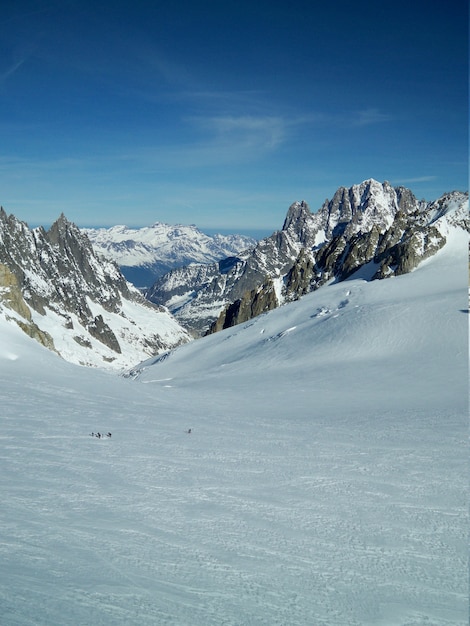 Vertikale Aufnahme einer verschneiten Landschaft, umgeben von Bergen in Mont Blanc