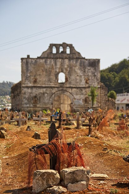 Vertikale Aufnahme einer zerstörten Kirche auf dem Friedhof San Juan Chamula in Chiapas, Mexiko