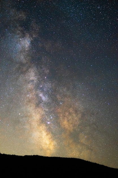 Vertikale Aufnahme eines atemberaubenden Sternenhimmels bei Nacht - perfekt für Tapeten und Hintergründe