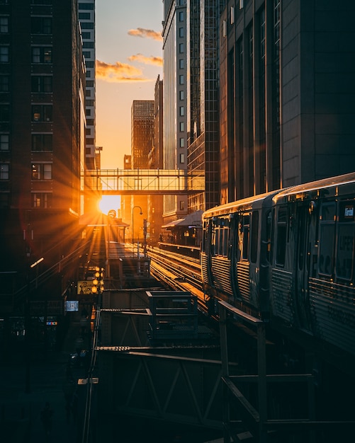 Vertikale Aufnahme eines Bahnhofs mit dem Zug während des Sonnenaufgangs
