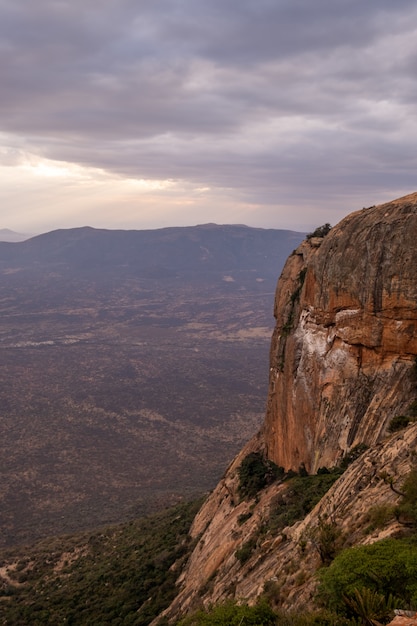 Vertikale Aufnahme eines Berggipfels unter dem bewölkten Himmel, der in Kenia, Nairobi, Samburu gefangen genommen wird