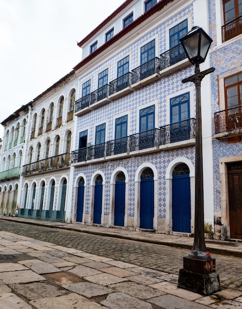 Vertikale aufnahme eines gebäudes mit kolonialarchitektur in sao luis, brasilien