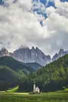 Kostenloses Foto vertikale aufnahme eines leuchtturms im naturpark puez-geisler in italien