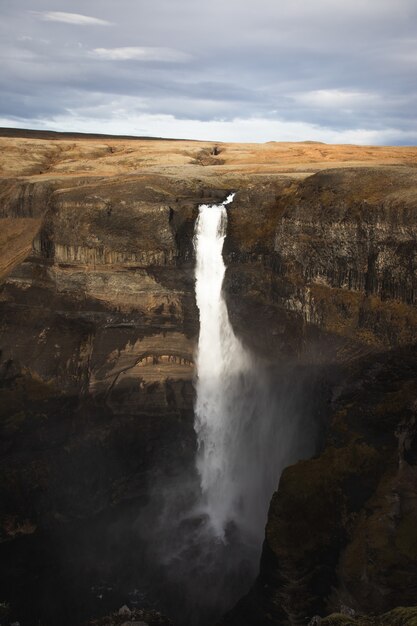 Vertikale Aufnahme eines majestätischen hohen Wasserfalls