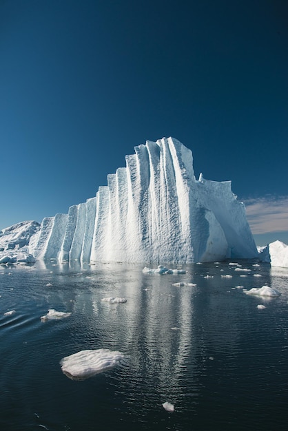 Vertikale Aufnahme eines massiven Eisbergs in der Diskobucht, Grönland