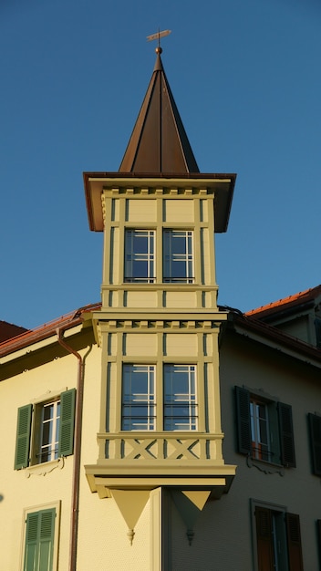 Vertikale Aufnahme eines modernen Architekturgebäudes mit einem klaren blauen Himmel