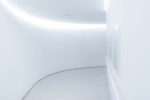 Vertikale Aufnahme eines perfekt beleuchteten weißen Korridors