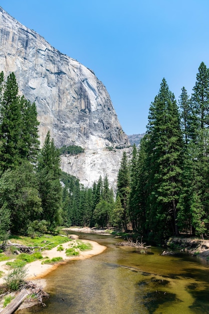 Vertikale Aufnahme eines schmalen Baches, umgeben von felsigen Hügeln im Yosemite National Park, Kalifornien