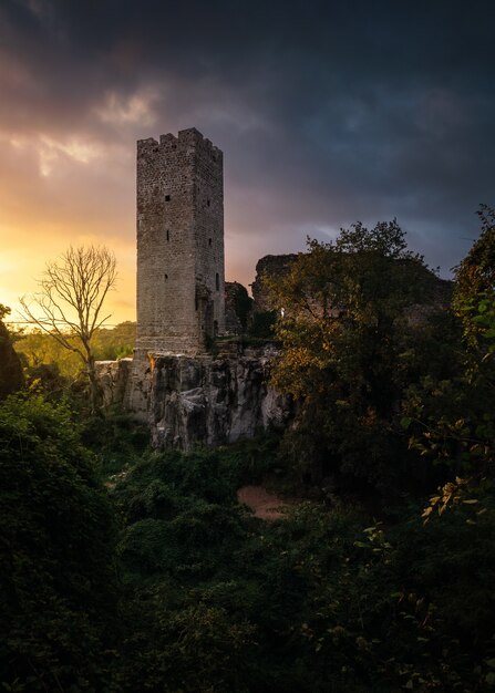 Vertikale Aufnahme eines Turms bei Momjan. Kroatien bei Sonnenuntergang