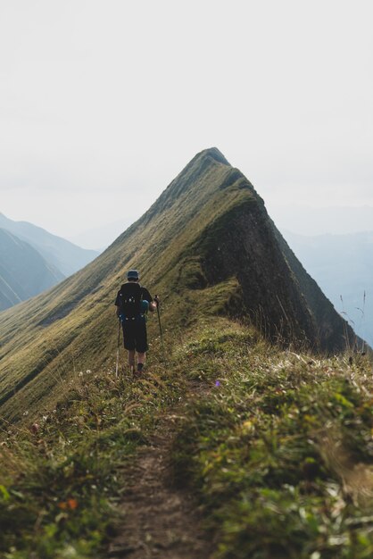 Vertikale Aufnahme eines Wanderers im Hardergrat-Trail in den Schweizer Alpen