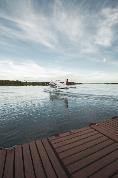 Vertikale Aufnahme eines Wasserflugzeugs auf dem Körper eines Wassers unter klarem blauem Himmel