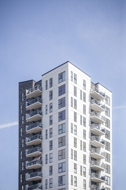 Vertikale Aufnahme eines weißen Gebäudes unter dem klaren Himmel