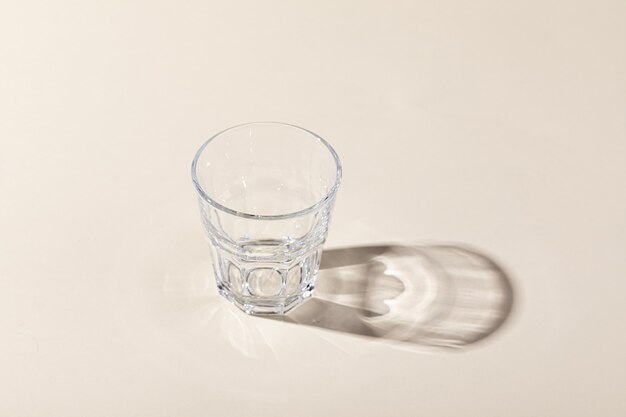 Vertikale Aufnahme eines Whiskyglases mit Schatten