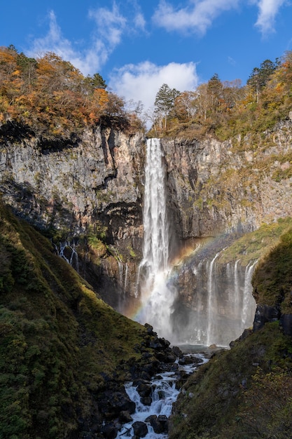 Vertikale Aufnahme eines wunderschönen Wasserfalls auf den Felsen
