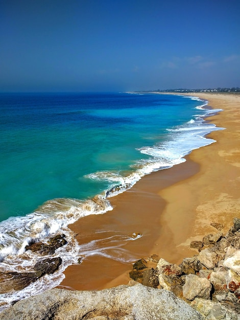 Vertikale Aufnahme von Estrecho Naturparkstrand in Tarifa, Spanien