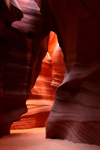 Vertikale Aufnahme von farbenfrohen strukturellen Canyon-Details - perfekt für mobile Tapeten