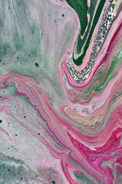 Vertikale Aufnahme von grünen rosa und weißen abstrakten Mustern mit Farben im Wasser