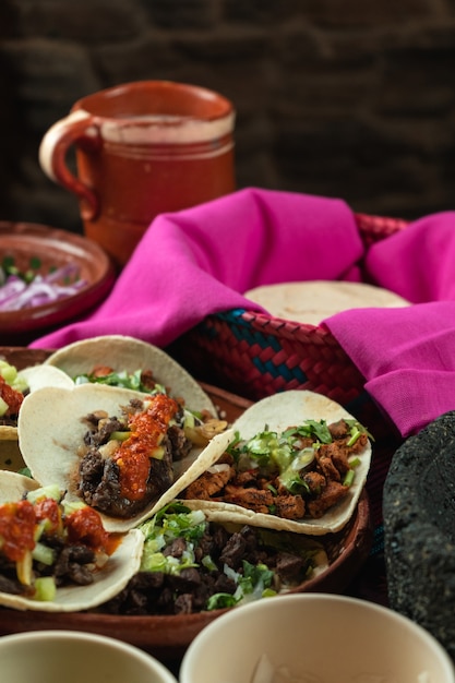 Vertikale Aufnahme von leckeren Tortillas mit Fleisch und Tomatensauce auf Zutaten