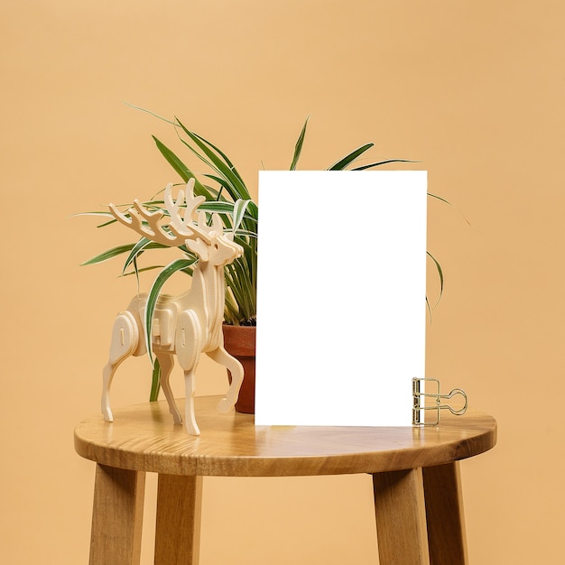 Vertikale Aufnahme von leerem Whiteboard-Platz für Text auf einem Holztisch