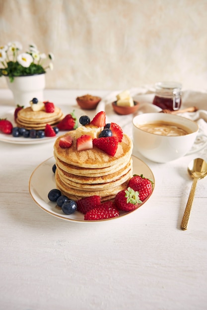 Vertikale aufnahme von pfannkuchen mit erdbeeren