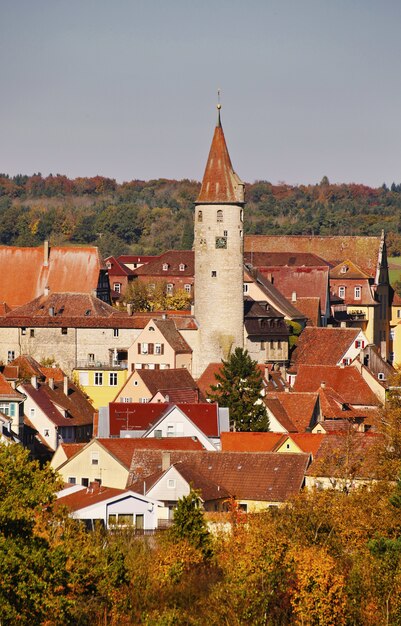 Vertikale Aufnahme von schönen historischen Gebäuden im deutschen Bezirk Kirchberg an der Jagst
