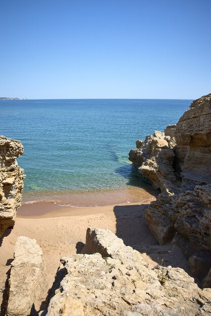 Vertikale Aufnahme von Therocks am Ufer des Meeres am öffentlichen Strand Playa Illa Roja in Spanien