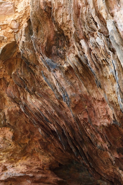 Vertikale Flachwinkelaufnahme der Muster auf den verwitterten Steinen der Berge