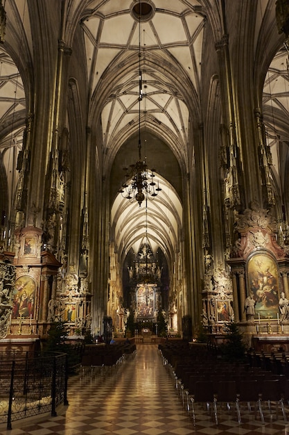 Vertikale Flachwinkelaufnahme des Innenraums des Stephansdoms in Wien Österreich