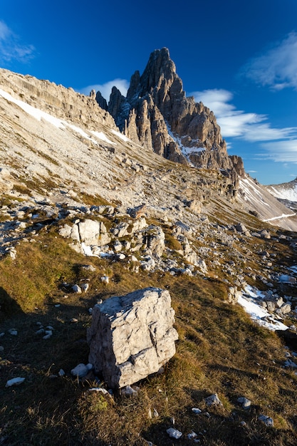 Vertikale Flachwinkelaufnahme des Paternkofel-Berges in den italienischen Alpen