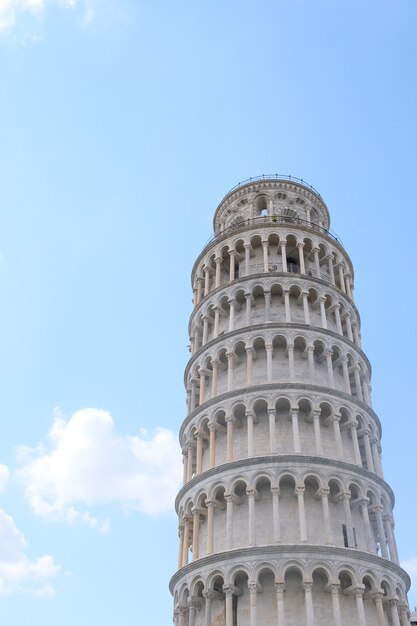 Vertikale Flachwinkelaufnahme des schiefen Turms von Pisa unter einem schönen blauen Himmel