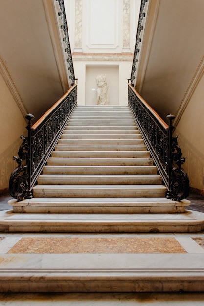 Vertikale Flachwinkelaufnahme einer Treppe innerhalb eines schönen historischen Gebäudes