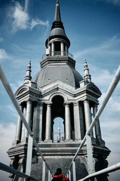 Vertikale Flachwinkelaufnahme eines Gebäudes mit einem Kirchturm in Roubaix, Frankreich