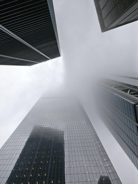 Vertikale Flachwinkelaufnahme eines in Nebel gehüllten Hochhauses