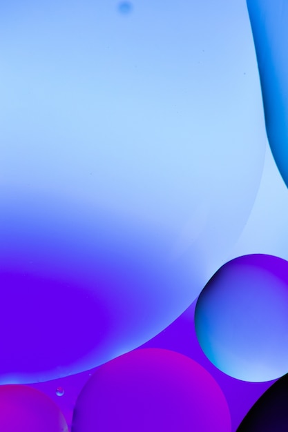 Vertikale grafische Darstellung der blauen und lila Kreise auf einem hellblauen Hintergrund
