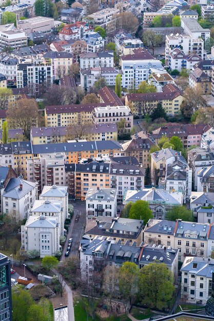 Vertikale Hochwinkelaufnahme eines Stadtbildes mit vielen Häusern in Frankfurt, Deutschland