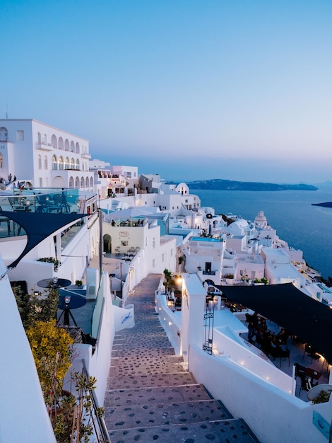 Vertikale hohe Winkelaufnahme der weißen Gebäude in Santorini, Griechenland