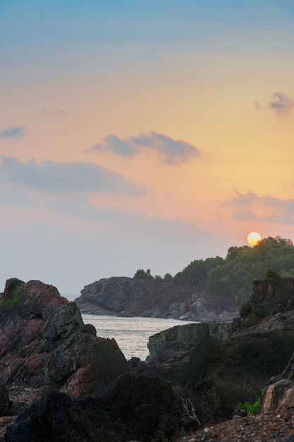 Vertikale hohe Winkelaufnahme des schönen Sonnenuntergangs am Kudlu Beach, Gokarna, Indien