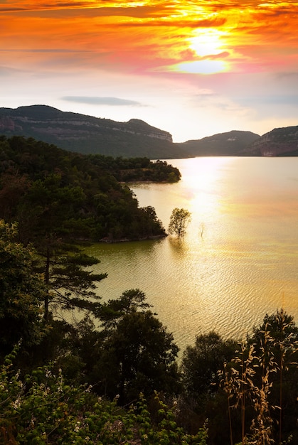 vertikale Landschaft mit Bergen See