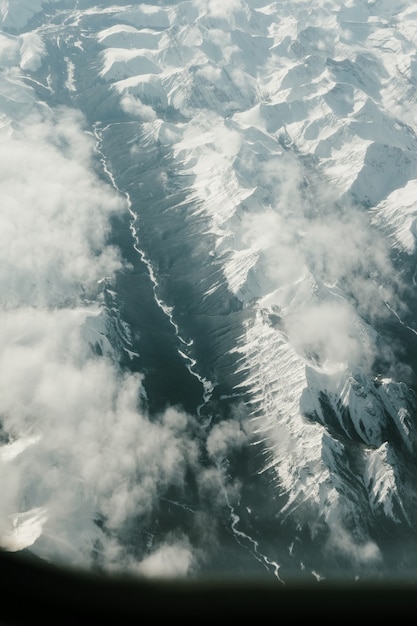 Vertikale Luftaufnahme der mit Schnee bedeckten Berge