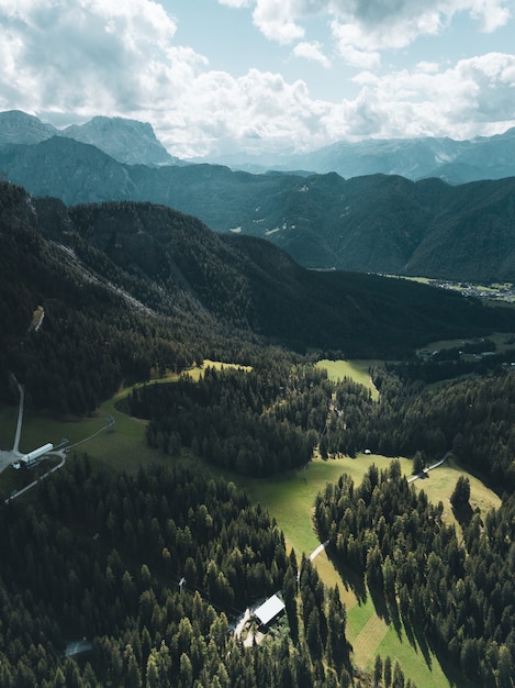 Kostenloses Foto vertikale luftaufnahme von bergen unter blauem himmel und weißen wolken