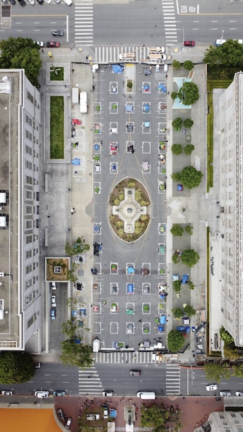 Vertikale Luftaufnahme von Obdachlosenlagern auf Fulton St in San Francisco während der Pandemie