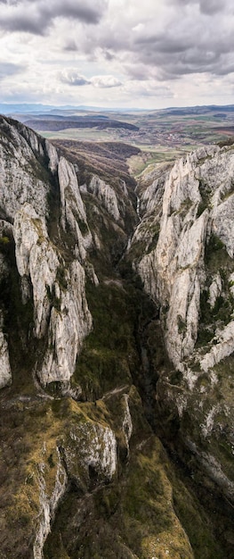 Kostenloses Foto vertikale luftdrohnenansicht einer felsigen schlucht in rumänien