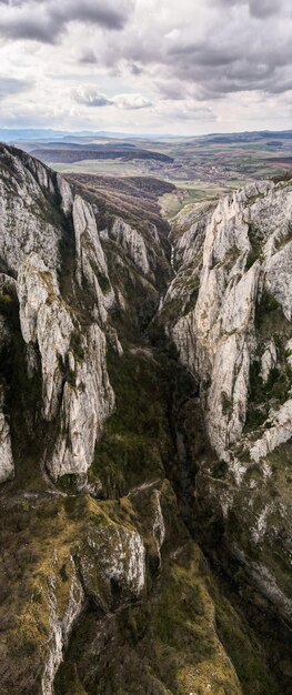 Vertikale Luftdrohnenansicht einer felsigen Schlucht in Rumänien