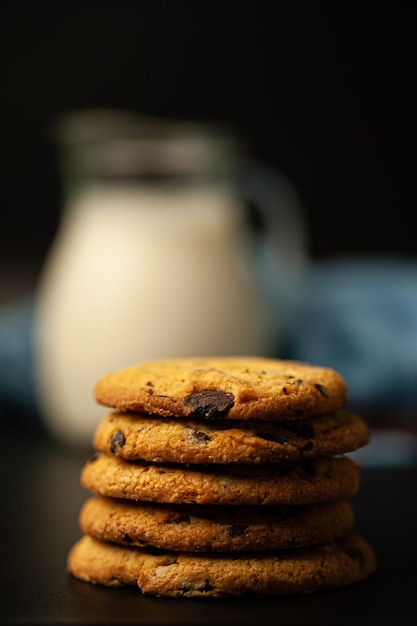 Vertikale Nahaufnahme der gestapelten Cookies auf dunklem Hintergrund Ausgewählter Fokus